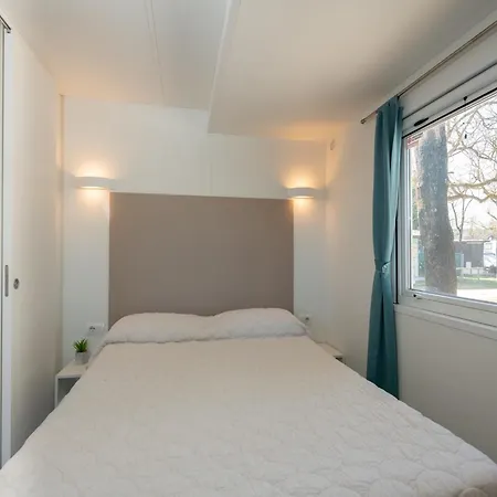 Modern Detached Chalet With Terrace Near The Beach