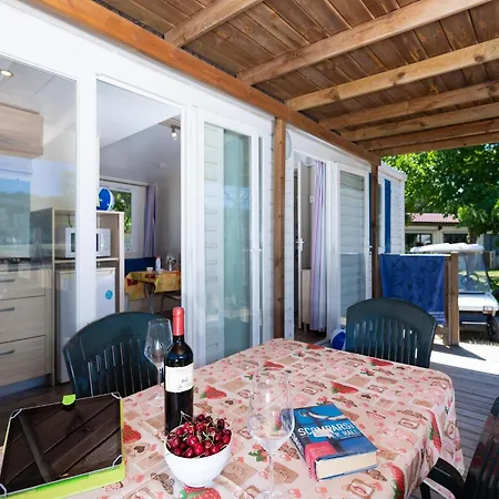 Domek alpejski Modern Detached Chalet With Terrace Near The Beach