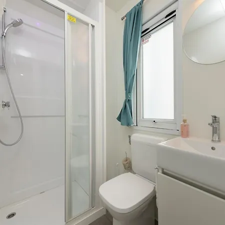 Modern Detached Chalet With Terrace Near The Beach チェゼナーティコ